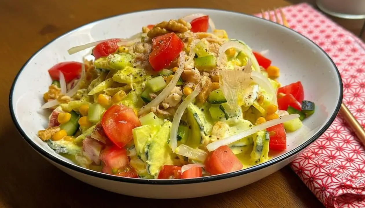  Amanida fresca i saludable preparada en 5 minuts perfecta com a plat &uacute;nic per a un &agrave;pat r&agrave;pid i lleuger &mdash; Imagen generada por IA 