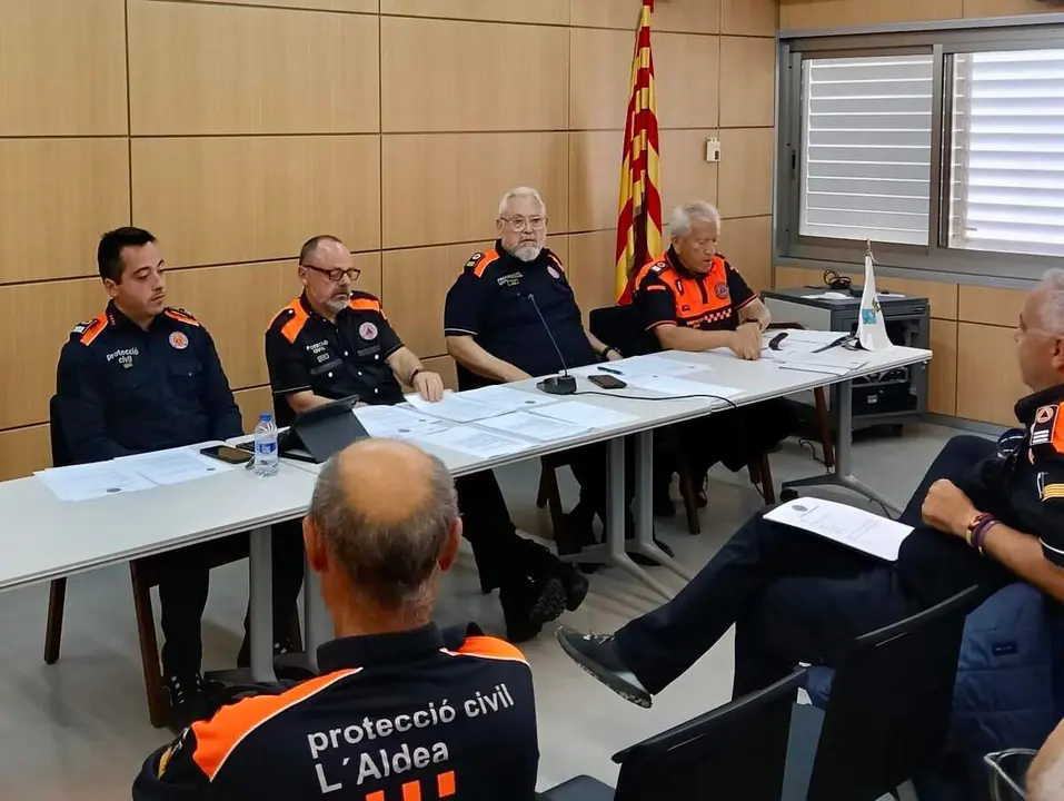 Voluntaris de Protecci&oacute; Civil de Reus col&middot;laborant en un moment destacat de la federaci&oacute; catalana &mdash; Imagen de la Fuente