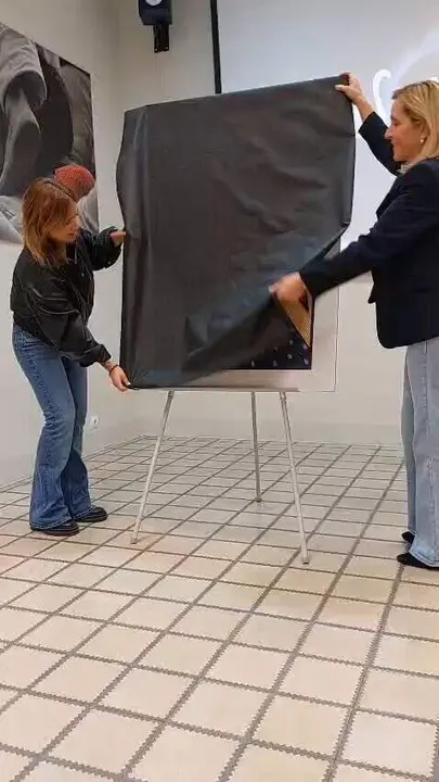  Vista panor&agrave;mica de Valls amb l&rsquo;obra art&iacute;stica de Berta Artigal destacada en un cel vibrant i creatiu &mdash; Imagen de la Fuente 