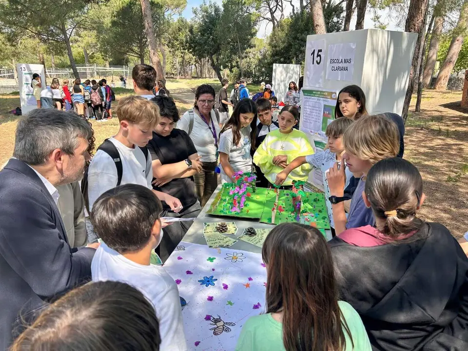 Alumnes participen activament a la fira d&rsquo;idees per la sostenibilitat a Cambrils amb m&eacute;s de 350 assistents &mdash; Imagen de la Fuente