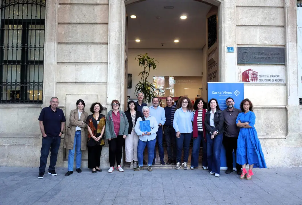 Persones conversant i mostrant noves tecnologies digitals en l'espai d'un f&ograve;rum universitari modern &mdash; Imagen de la Fuente