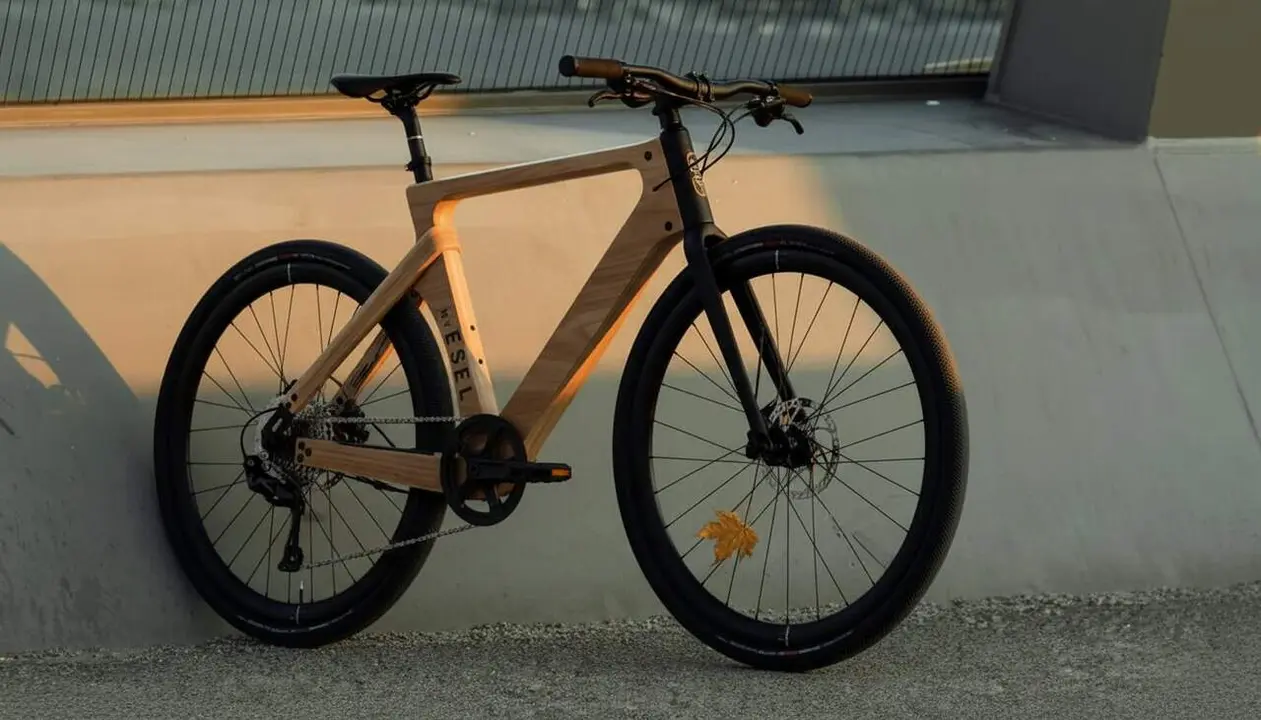  Bicicletes el&egrave;ctriques d&rsquo;Esel Bikes amb quadre de fusta sostenible i disseny innovador ecol&ograve;gic i retro &mdash; Imagen generada por IA 