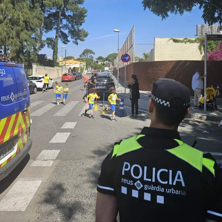 Agents de la Gu&agrave;rdia Urbana de Reus escortant un grup d&rsquo;alumnes durant la sortida del Cross Escolar &mdash; Imagen de la Fuente
