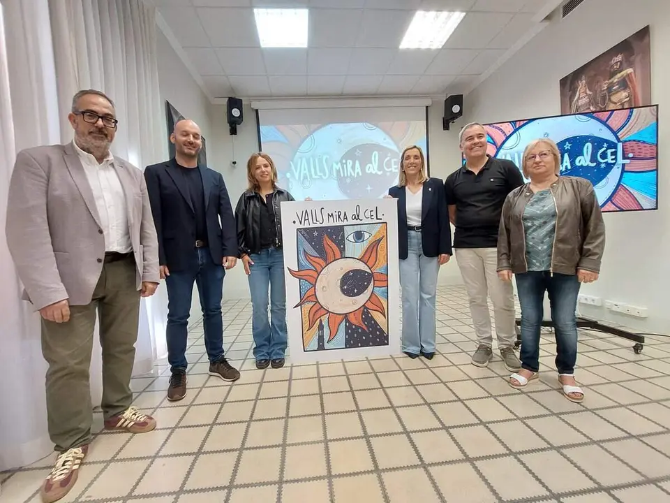 Grup de persones preparant-se a Valls per observar l&rsquo;eclipsi total de sol en un espai a l&rsquo;aire lliure &mdash; Imagen de la Fuente