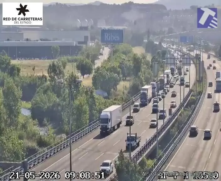  Vista de l'accident a l'AP-7 a Montorn&egrave;s amb un carril tallat i retenci&oacute; de vehicles quil&ograve;metre i mig &mdash; Imagen de la Fuente 