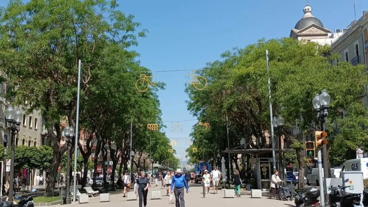La Rambla Nova il&middot;luminada amb motius del Tour i bicicletes fins al 5 de juliol a Tarragona &mdash; Imagen de la Fuente