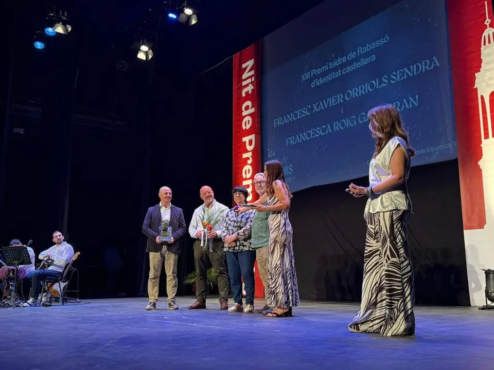 Entrega del XIII&egrave; Premi Isidre de Rabass&oacute; d&rsquo;identitat castellera a Francesc Xavier Orriols i Francesca Roig a la Nit de Premis de Valls &mdash; Imagen de la Fuente