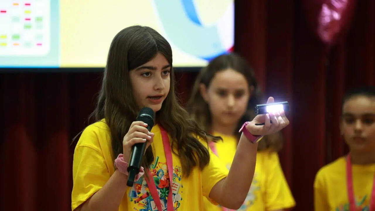  Estudiants presentant projectes de recerca al congr&eacute;s Recerkids de la Universitat Rovira i Virgili &mdash; Imagen de la Fuente 