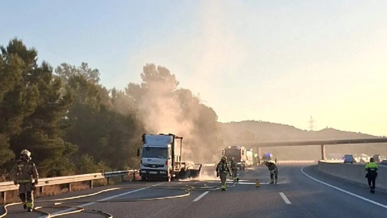  Incendi i accident a l&rsquo;AP-7 aturat pels Bombers de Catalunya extingint foc al cami&oacute; i turisme afectats &mdash; Imagen de la Fuente 
