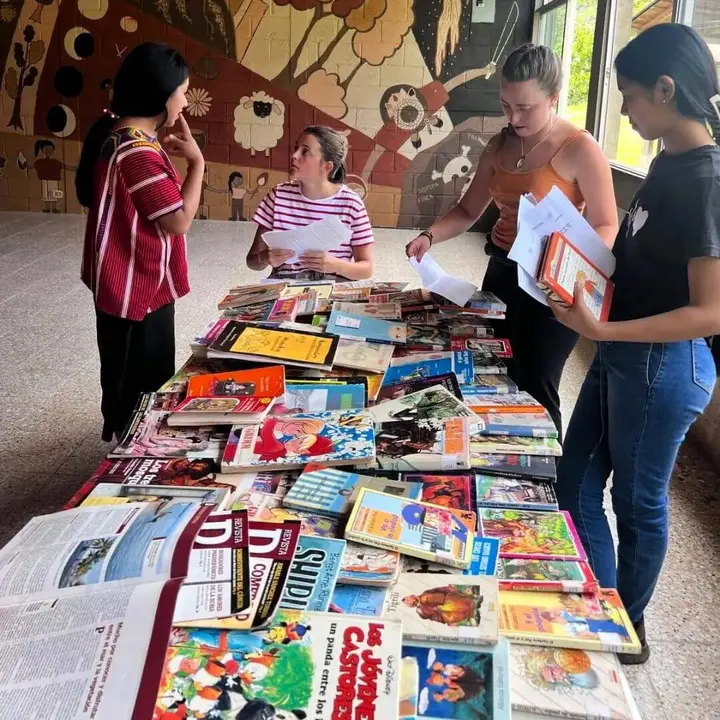 Persones reunides a Reus preparant documentaci&oacute; per sol&middot;licitar subvencions per a projectes solidaris &mdash; Imagen de la Fuente