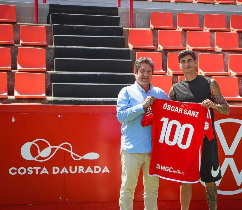  Llu&iacute;s F&agrave;bregas lliura la samarreta commemorativa pel centenar de partits d&rsquo;&Oacute;scar Sanz amb el Gimn&agrave;stic de Tarragona &mdash; Imagen de la Fuente 