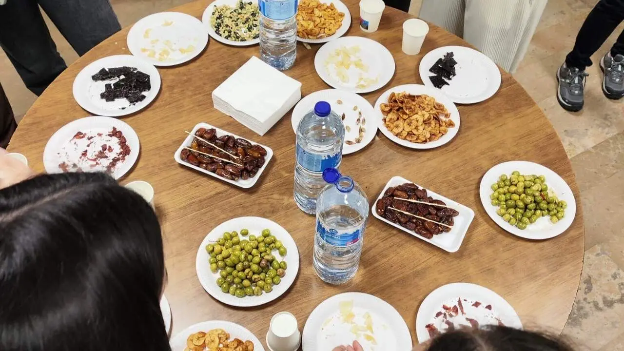  Nutricionistes i diversitat cultural en els h&agrave;bits alimentaris per una dieta saludable i equilibrada &mdash; Imagen de la Fuente 