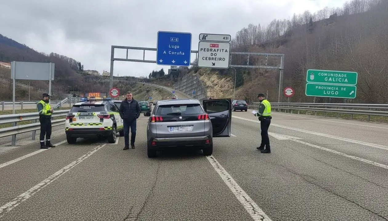 Multes de 1.000 euros per a milers de conductors el 2025 per infraccions de tr&agrave;nsit i noves normatives vi&agrave;ries &mdash; Imagen generada por IA