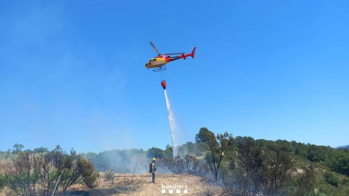  Extinci&oacute; de l'incendi de vegetaci&oacute; a Corbera d'Ebre amb m&uacute;ltiples dotacions i ajuda a&egrave;ria per controlar el foc &mdash; Imagen de la Fuente 
