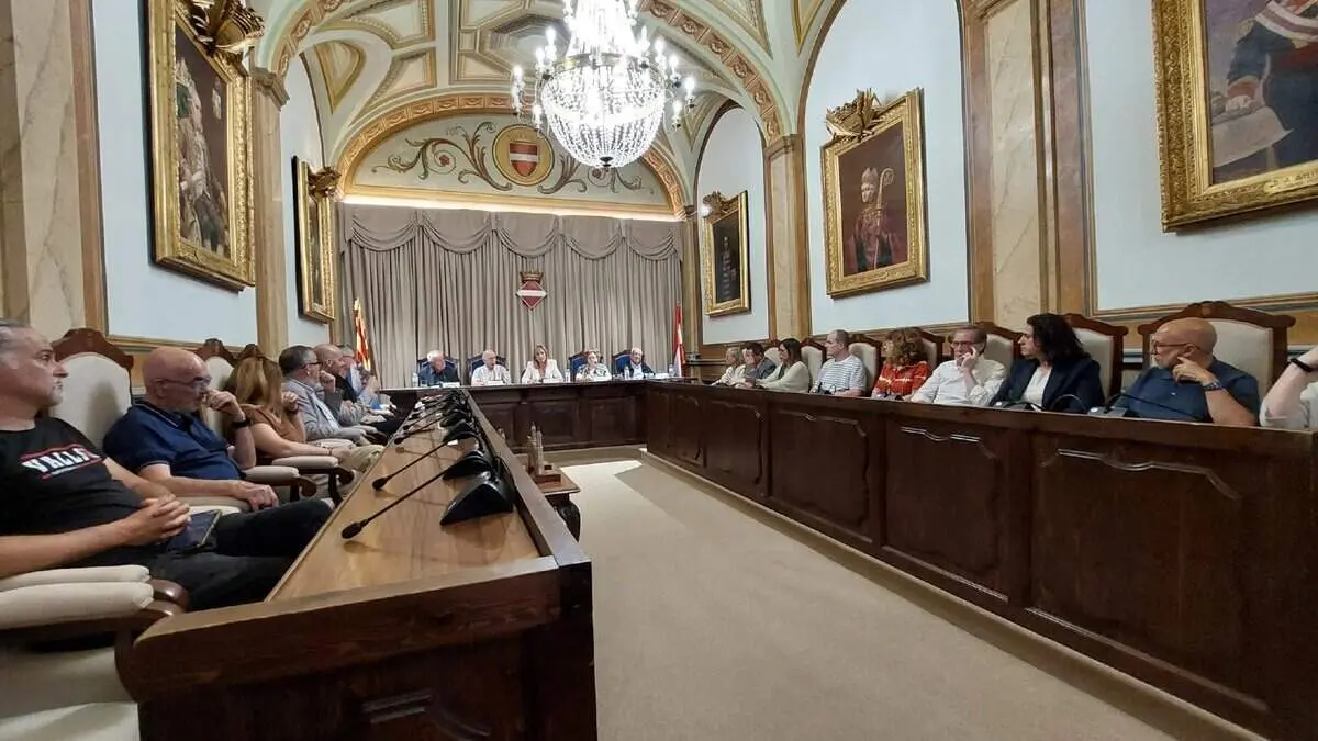  Homenatge emotiu a la constituci&oacute; del primer Ajuntament democr&agrave;tic de la ciutat el 19 d&rsquo;abril de 1979 despr&eacute;s de la dictadura &mdash; Imagen de la Fuente 