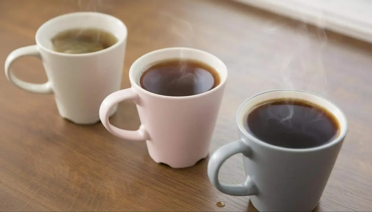 Begudes amb cafe&iuml;na ordenades de menys a m&eacute;s segons la seva intensitat per con&egrave;ixer alternatives al caf&egrave; &mdash; Imagen generada por IA 