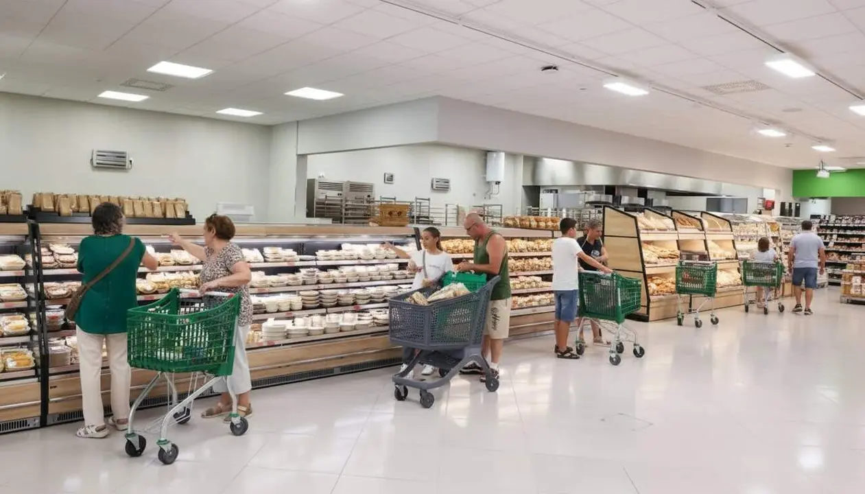  Reobertura de la nova botiga 9 de Mercadona a Cambrils amb un obrador central i innovaci&oacute; en l&rsquo;experi&egrave;ncia de compra &mdash; Imagen generada por IA 