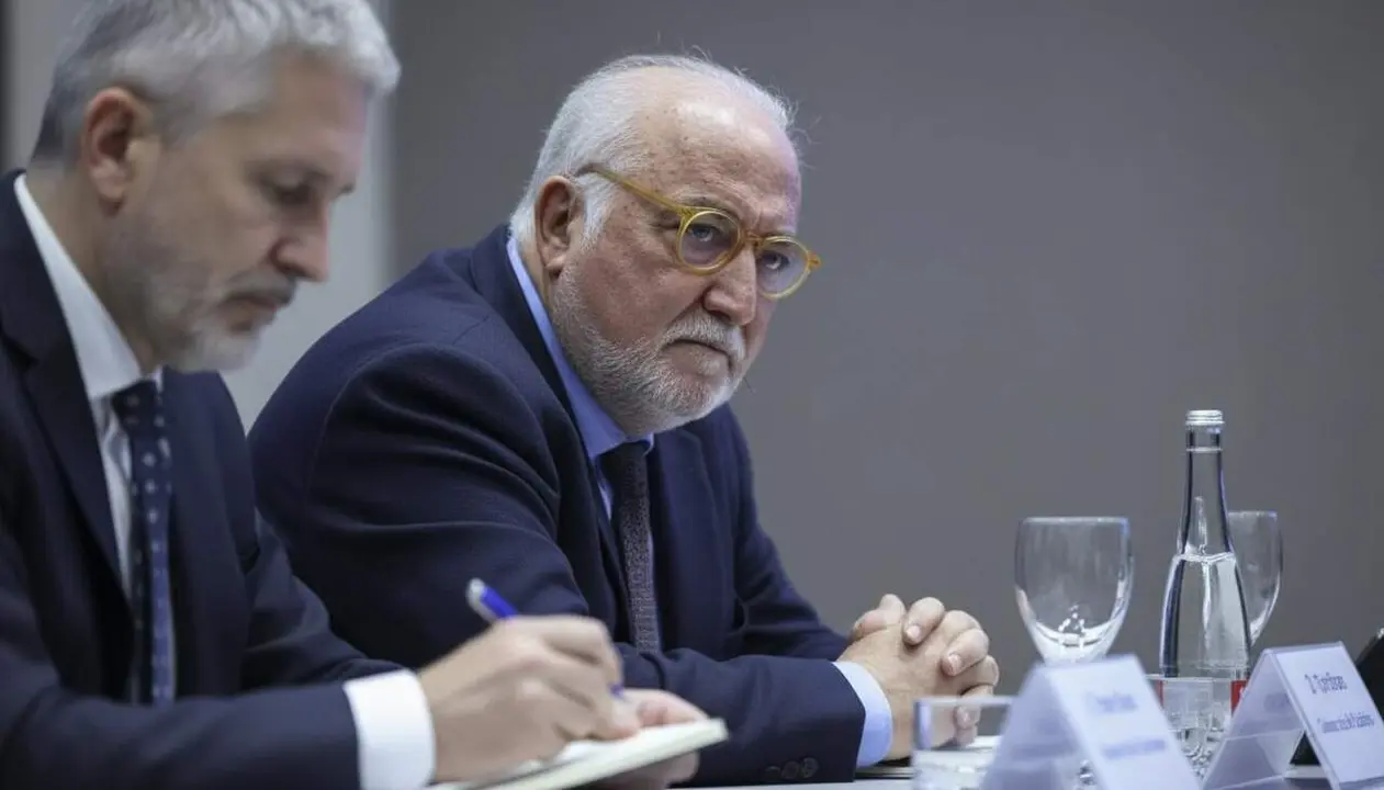  Agent de la Gu&agrave;rdia Civil realitzant control d&rsquo;alcohol&egrave;mia mentre la DGT implanta sistema antiarrencada per a cotxes nous a Espanya &mdash; Imagen generada por IA 