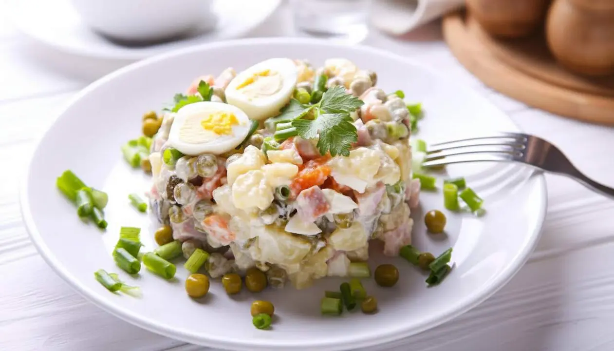  Ensaladilla russa saludable amb alt contingut en prote&iuml;nes i ingredients naturals per a un &agrave;pat nutritiu &mdash; Imagen generada por IA 