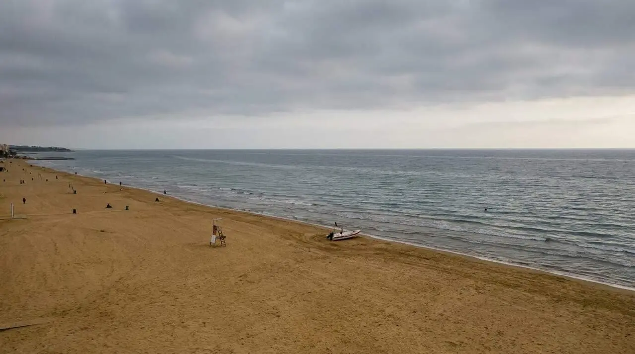  Dona que nedava mor ofegada a la Platja de Ponent de Salou en un tr&agrave;gic accident estival &mdash; Imagen generada por IA 