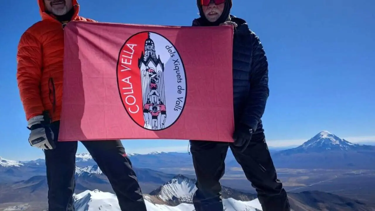 Castellers catalans coronant l&rsquo;ascensi&oacute; al Cerro Wisalla a Bol&iacute;via en l&rsquo;expedici&oacute; de l&rsquo;AAEET &mdash; Imagen de la Fuente