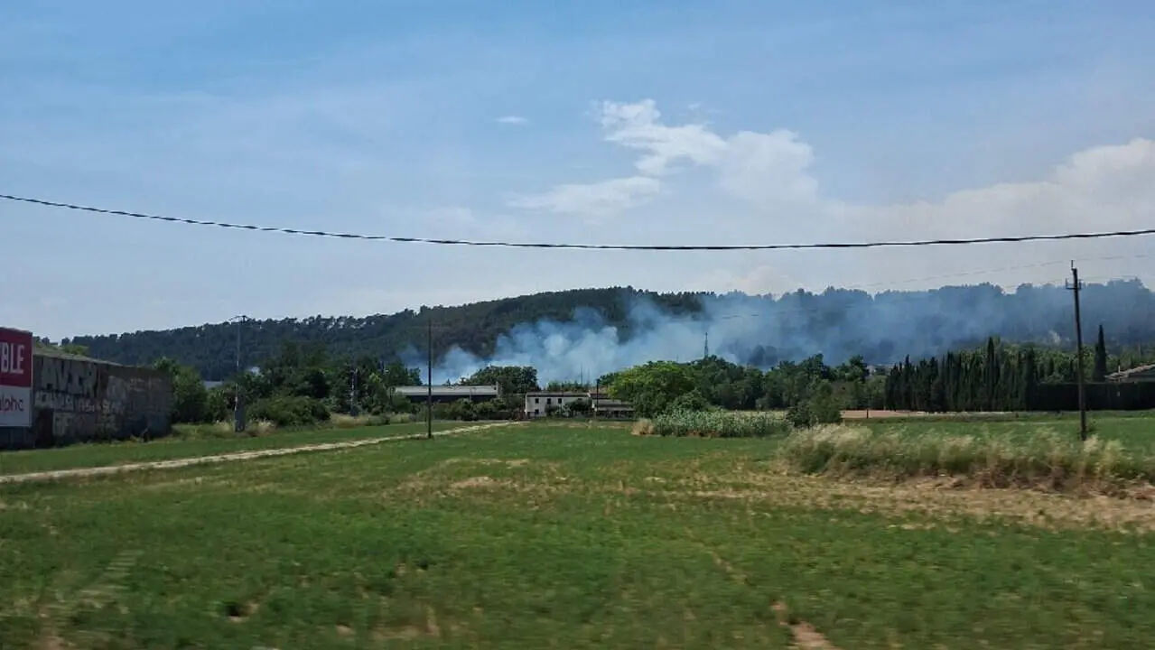  Vehicle cremat a l&rsquo;autopista AP-7 a Sarri&agrave; de Ter amb propagaci&oacute; del foc a camps de vegetaci&oacute; i cereal &mdash; Imagen de la Fuente 