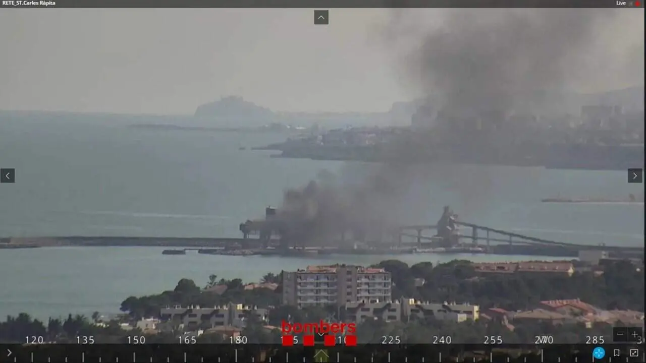  Incendi controlat d&rsquo;un cami&oacute; a la planta cimentera d&rsquo;Alcanar amb columna de fum visible per Bomberscat &mdash; Imagen de la Fuente 