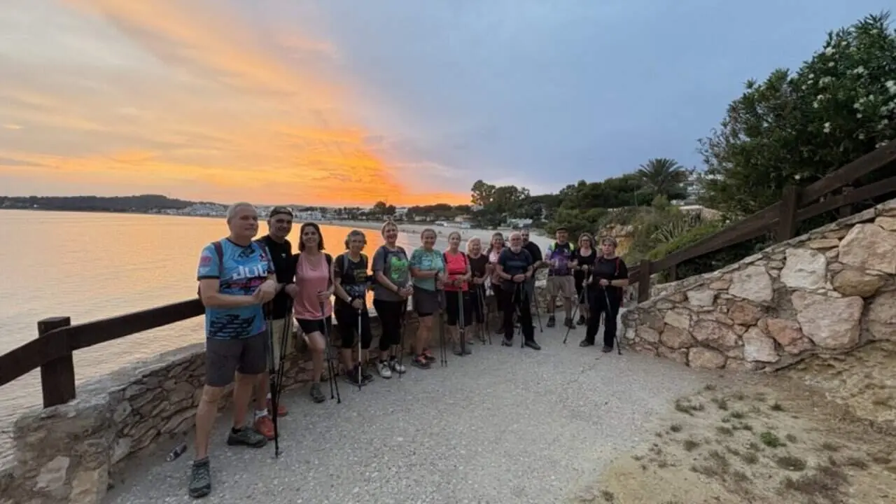  Participants gaudint de la marxa n&ograve;rdica pel litoral tarragon&iacute; amb un recorregut de 13 quil&ograve;metres pel cam&iacute; de ronda GR &mdash; Imagen de la Fuente 