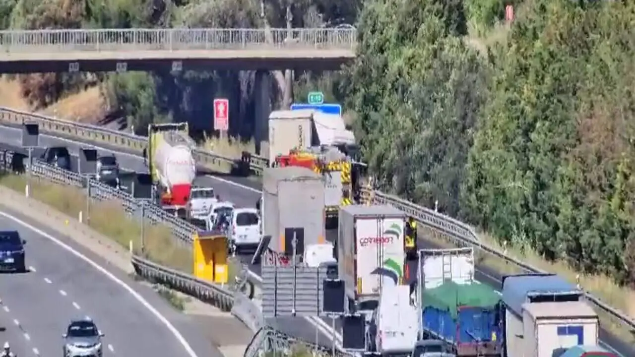  Accident de cami&oacute; a l&rsquo;AP-7 a Vilafranca del Pened&egrave;s amb carril tallat en sentit Tarragona i alerta de tr&agrave;nsit &mdash; Imagen de la Fuente 