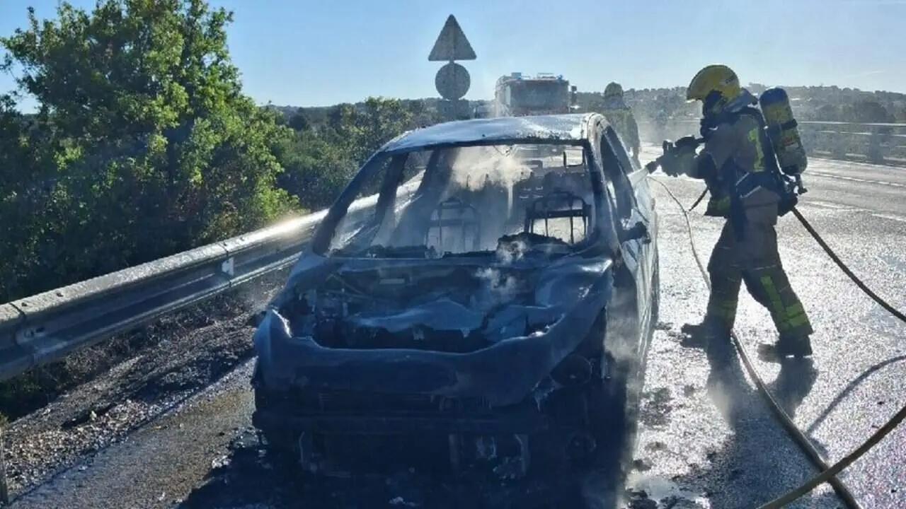  Incendi d&rsquo;un cotxe apagat per tres dotacions de Bombers al Vendrell a la N-340 amb ocupants il&middot;lesos &mdash; Imagen de la Fuente 