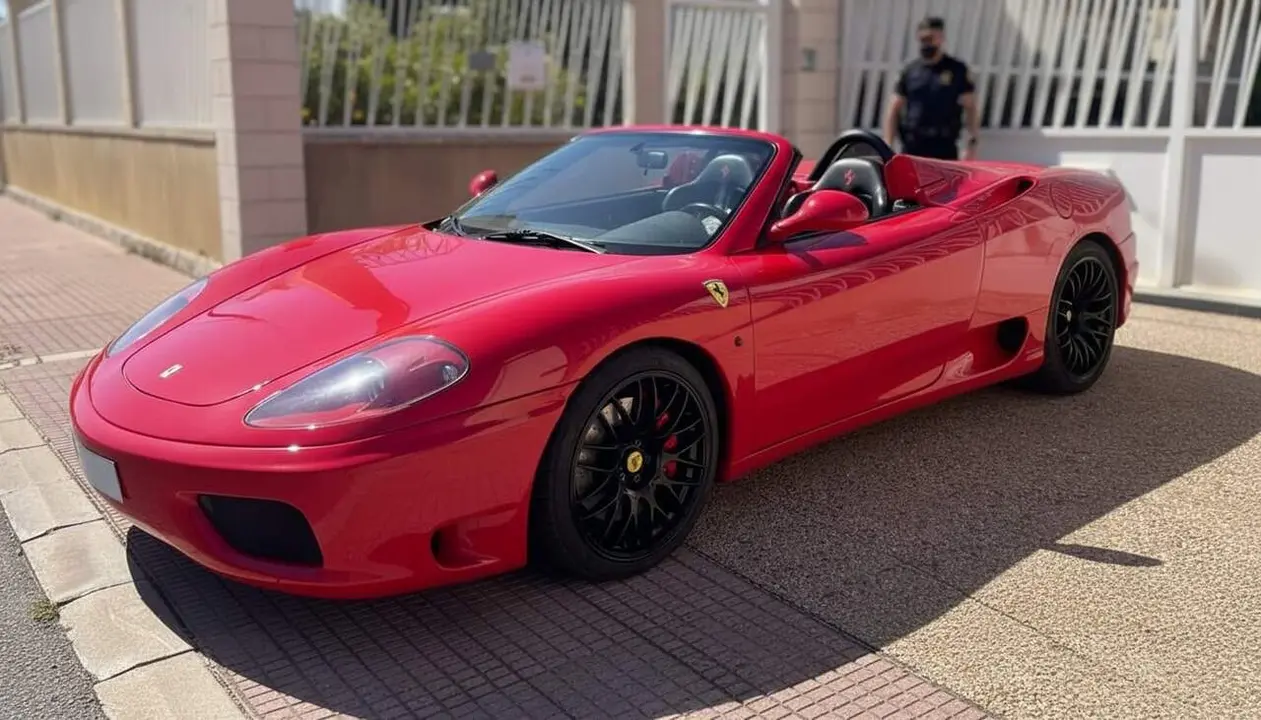  Detingut a Elx per intentar vendre un fals Ferrari disfressat sobre un altre cotxe amb documentaci&oacute; falsa &mdash; Imagen generada por IA 