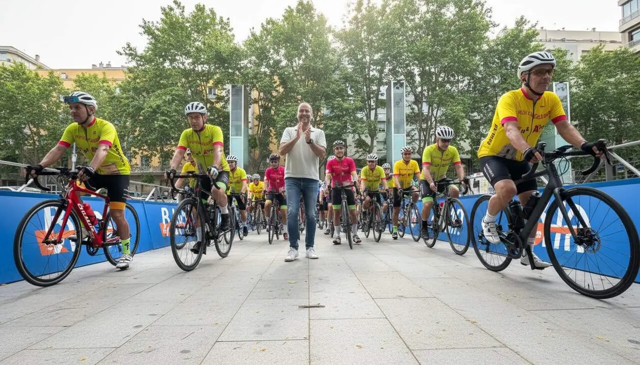 Participants de la marxa ciclista Reus-Alhama inicien una nova aventura amb bici i 38 ciclistes en acci&oacute; &mdash; Imagen generada por IA