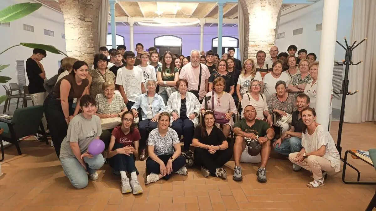 Alumnes de 3r d&rsquo;ESO i persones grans participen a la trobada intergeneracional del projecte Camins de Mem&ograve;ria &mdash; Imagen de la Fuente 