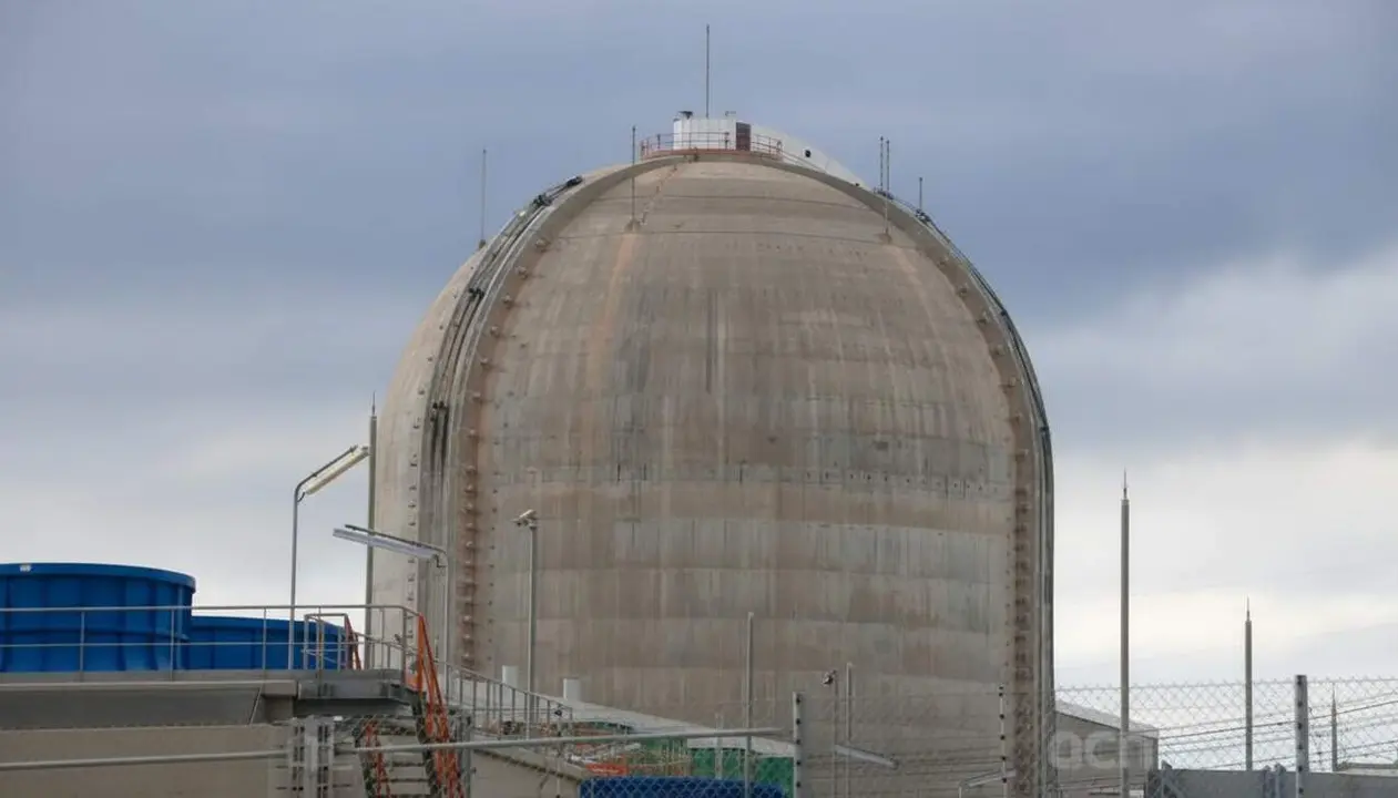 Vista panor&agrave;mica de la central nuclear de Vandell&ograve;s II durant l'aturada autom&agrave;tica de la turbina sense impacte extern &mdash; Imagen generada por IA