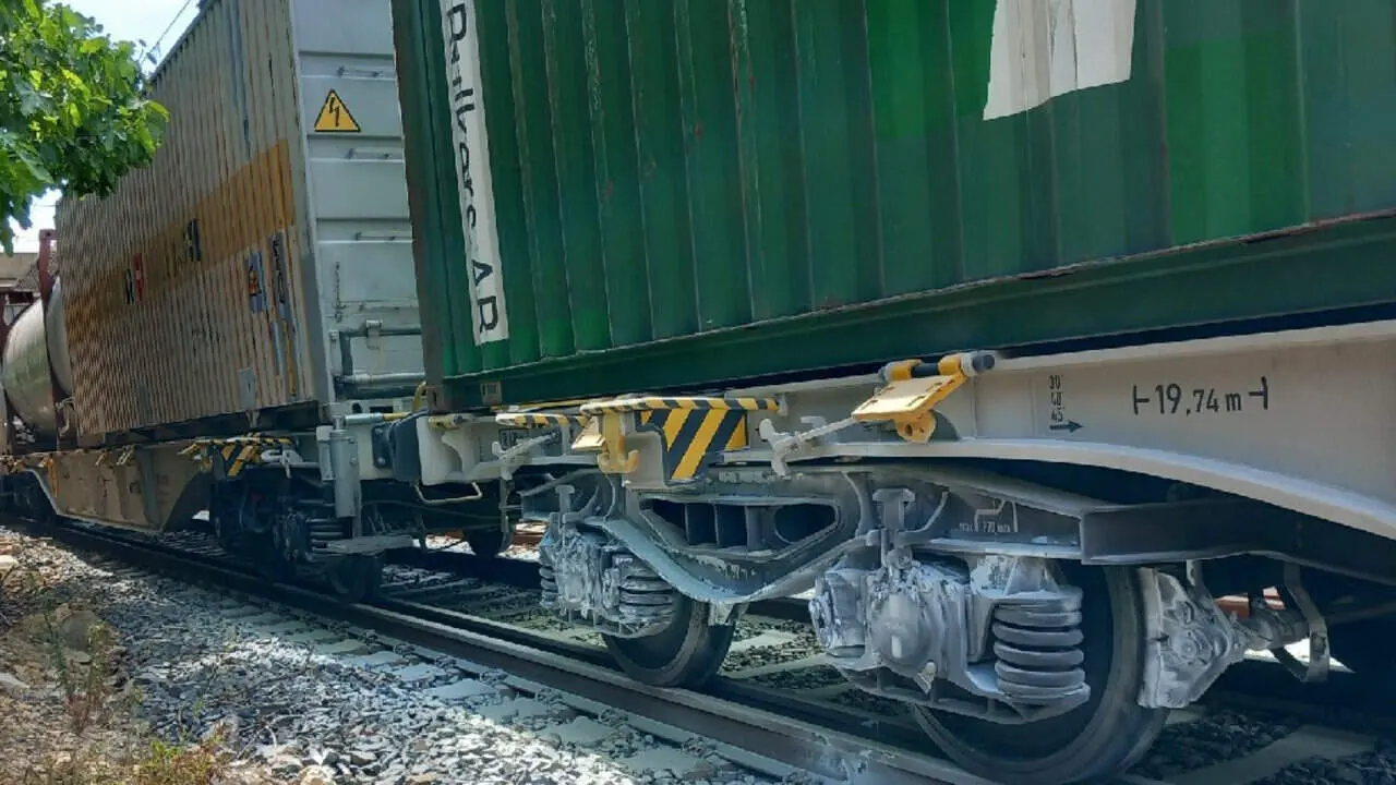 Incendi en un tren de mercaderies perilloses a Tarragona amb dotacions d&rsquo;emerg&egrave;ncia actuant r&agrave;pidament &mdash; Imagen de la Fuente