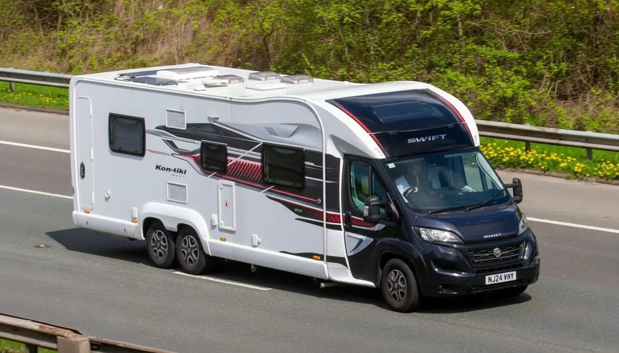  Autocaravanes noves a partir de 70.000 euros amb usuaris seniors i preocupaci&oacute; pel medi ambient al sector caravaning &mdash; Imagen generada por IA 