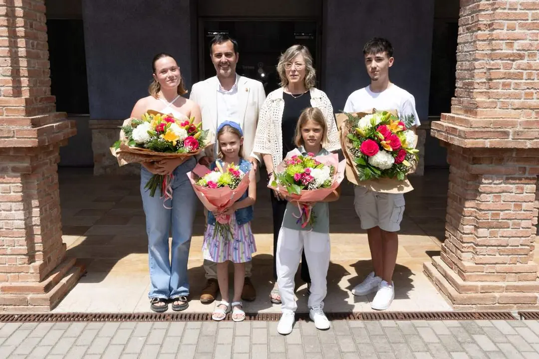  Maya Holvik Mauri i Arnau Brunet Pinto escollits com a reina i hereu major de la Cinta 2026 amb Martina Monta&ntilde;a com a reina infantil &mdash; Imagen de la Fuente 