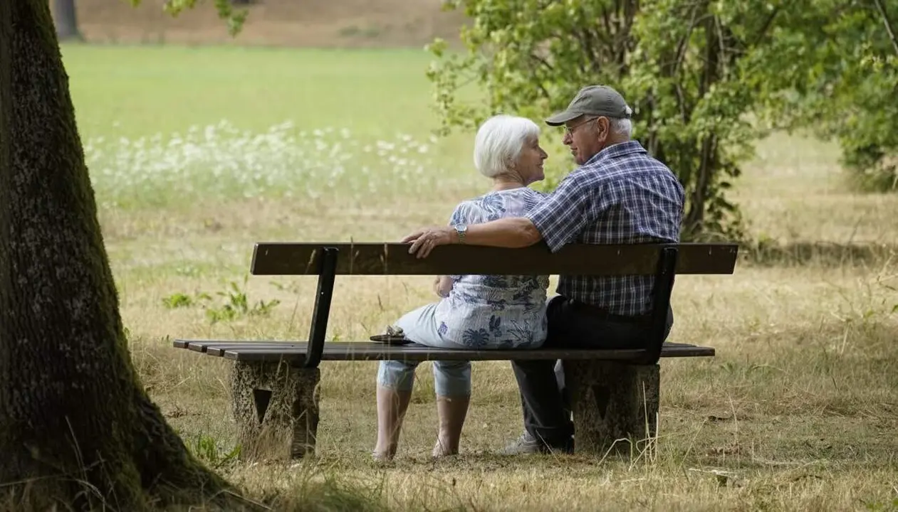 Edifici de pensions i jubilaci&oacute; amb rellotge simbolitzant canvis en l'edat de retirada i ajustos econ&ograve;mics &mdash; Imagen generada por IA