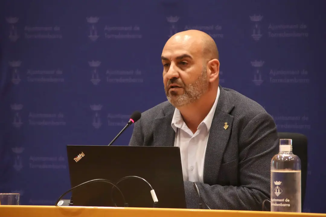 Ra&uacute;l Garc&iacute;a preparant-se per assumir l&rsquo;alcaldia de Torredembarra aquest dissabte en un acte oficial destacat &mdash; Imagen de la Fuente