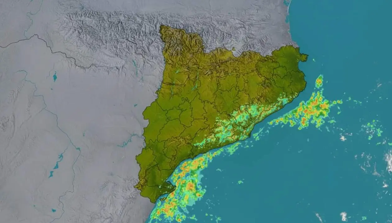  Ruixats matinals que avancen lentament cap a la costa de Tarragona amb n&uacute;vols dispersos al cel de la tarda &mdash; Imagen generada por IA 