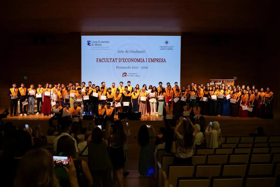  Graduaci&oacute; de la promoci&oacute; 2022-26 a la Facultat d&rsquo;Economia i Empresa de la URV amb estudiants i professors celebrant l'&egrave;xit acad&egrave;mic &mdash; Imagen de la Fuente 