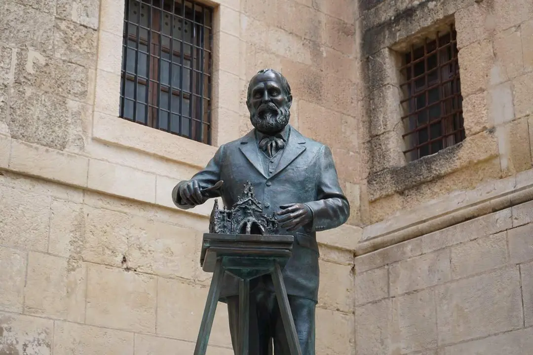 Escultura de Gaud&iacute; de 1,9 metres inaugurada al Fossar Vell de Reus amb gran expectaci&oacute; popular &mdash; Imagen de la fuente