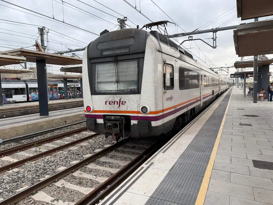 Tren de la l&iacute;nia R2 Sud amb passatgers esperant retards importants despr&eacute;s d&rsquo;obres al Garraf &mdash; Imagen de la Fuente