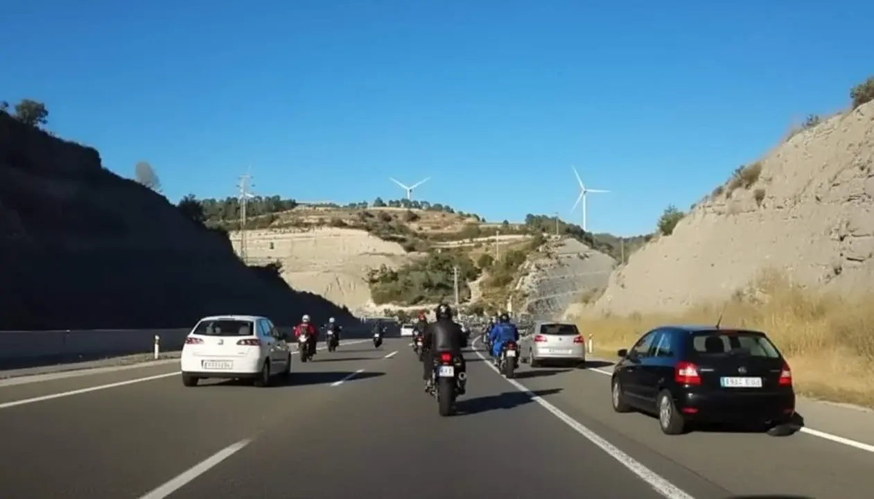  Substituir cotxes per motos a Europa milloraria la qualitat de vida i reduiria la contaminaci&oacute; ambiental un 40% &mdash; Imagen generada por IA 