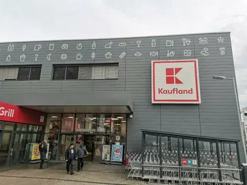 Fachada del supermercat Kaufland a Espanya competint amb Lidl amb productes alemanys i preus baixos &mdash; Imagen Kaufland