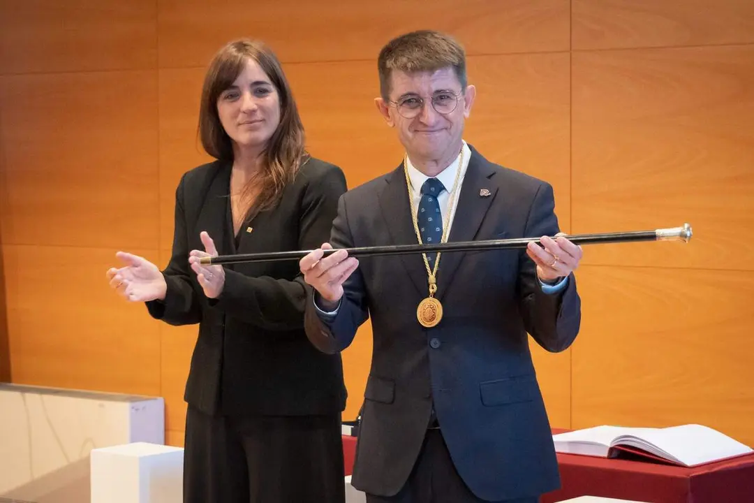  El nou rector de la URV pren possessi&oacute; en un acte oficial presidit per la consellera N&uacute;ria Montserrat &mdash; Imagen de la Fuente 