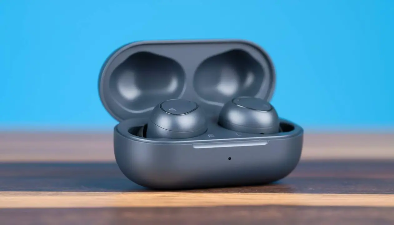  Samsung Galaxy Buds3 FE amb cancel&middot;laci&oacute; activa de soroll i autonomia de 30 hores per a una experi&egrave;ncia sonora superior &mdash; Imagen generada por IA 