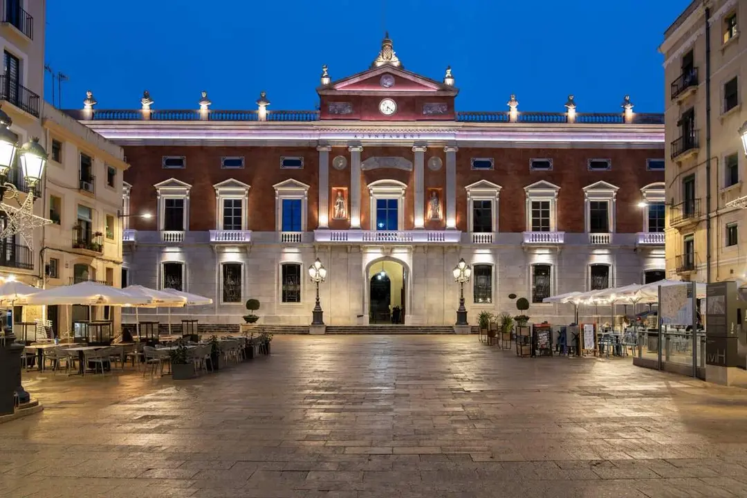  Fa&ccedil;ana del Palau Municipal de Tarragona il&middot;luminada de blau pel Dia Mundial de les Persones Refugiades el 19 de juny &mdash; Imagen de la Fuente 