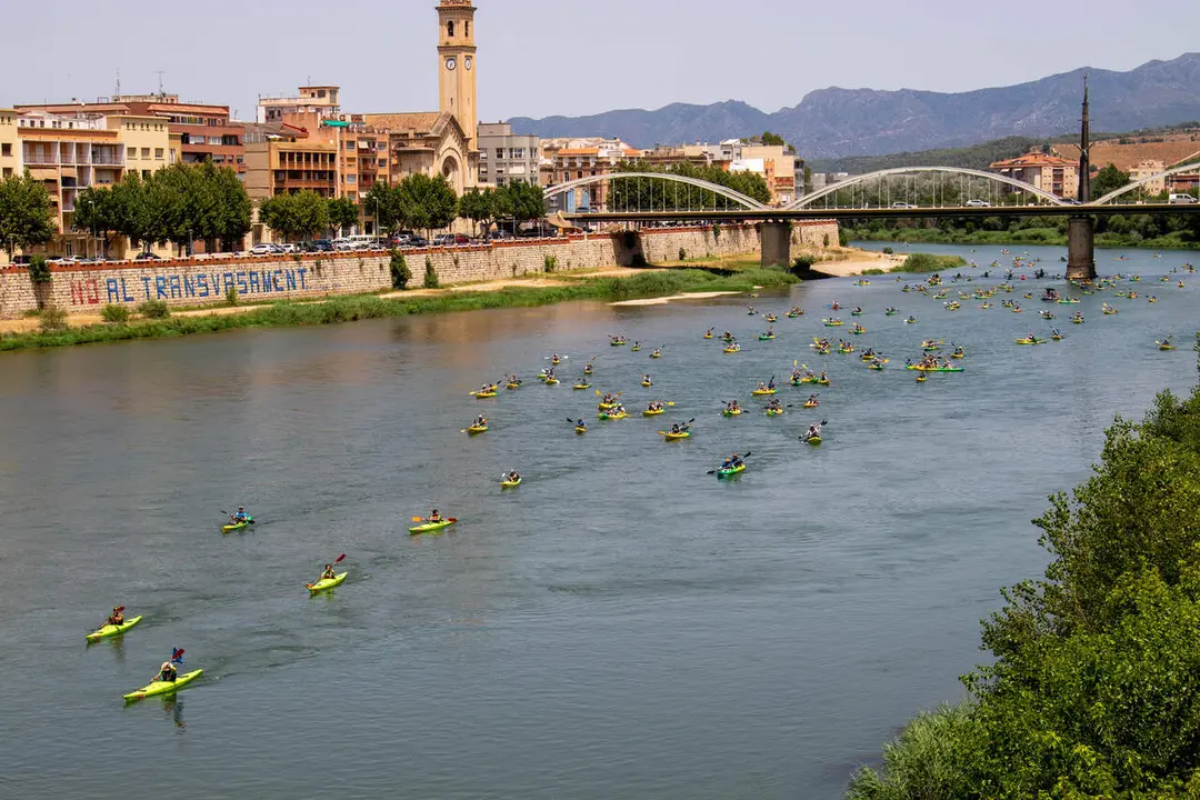 250 participants celebrant la Piraguada de la Plataforma en Defensa de l&rsquo;Ebre amb activitats a l&rsquo;aigua &mdash; Imagen de la fuente