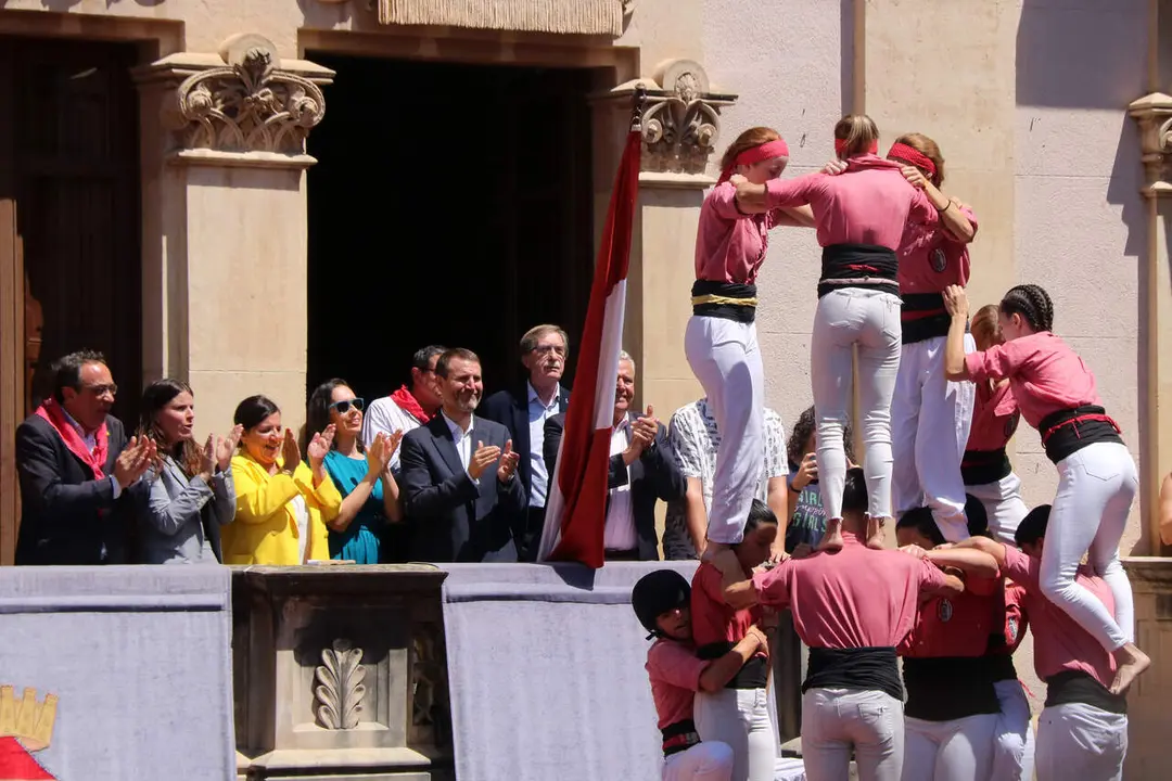 Les colles vallenques aixequen amb &egrave;xit cinc castells de gamma extra a l&rsquo;estiu malgrat la calor intensa &mdash; Imagen de la fuente